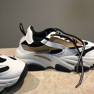 Steve Madden Tennis shoe size 8 Color white , tan and black